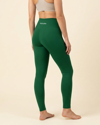 OUTLENA Elevate High-Waist Leggings Emerald Green, back with OUTLENA logo